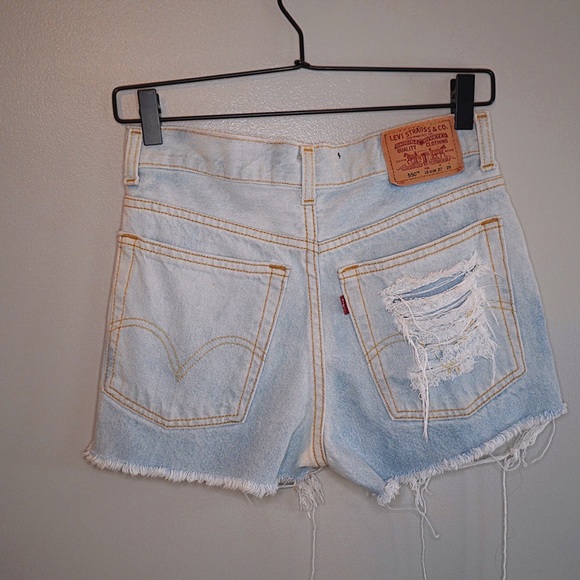 Distressed light Wash Levi's - Picture 2 of 6